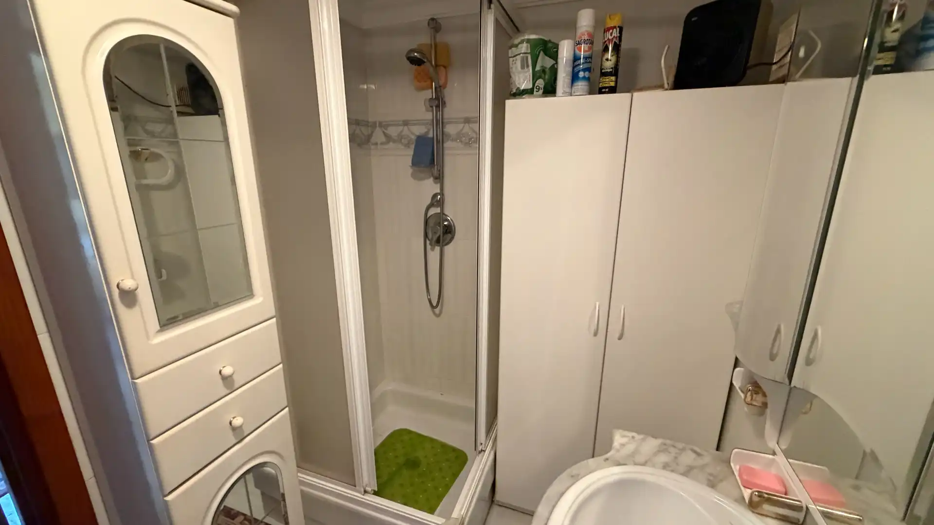 Badezimmer von Wohnungen zum Verkauf in Torrox mit Möbliert, Waschmaschine und Fernseher
