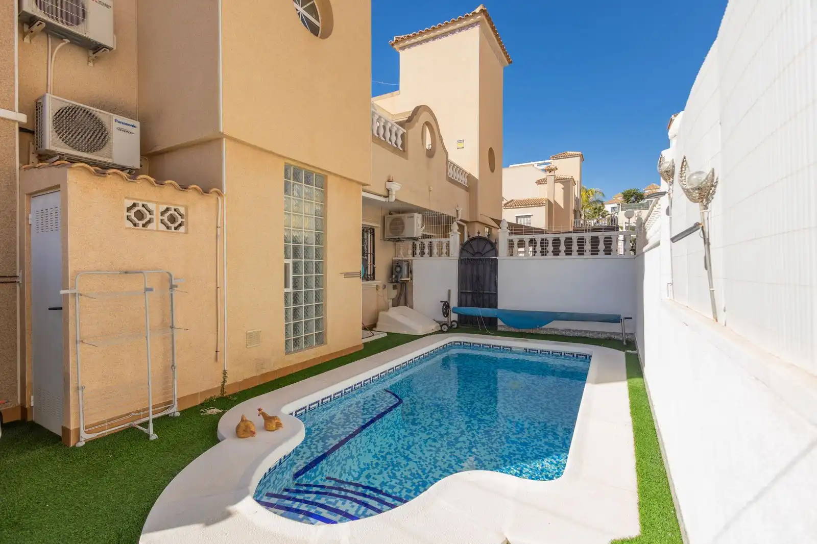 Piscina de Casa adosada en venta en Orihuela con Jardín privado, Terraza y Piscina