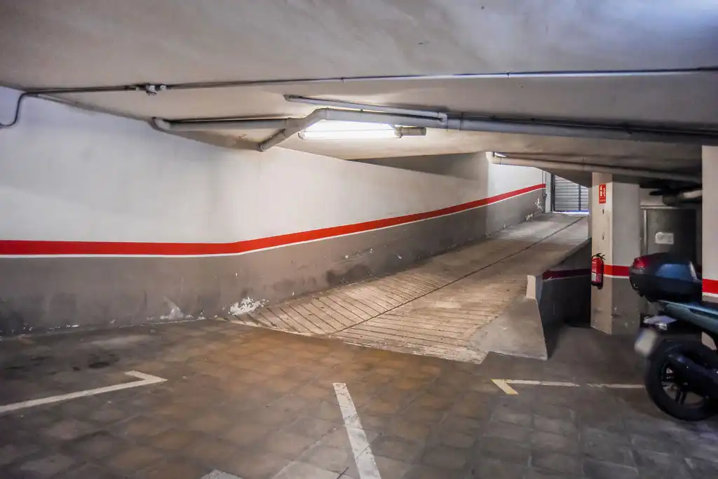 Aparcament de Garatge en venda en Centre - Sant Oleguer