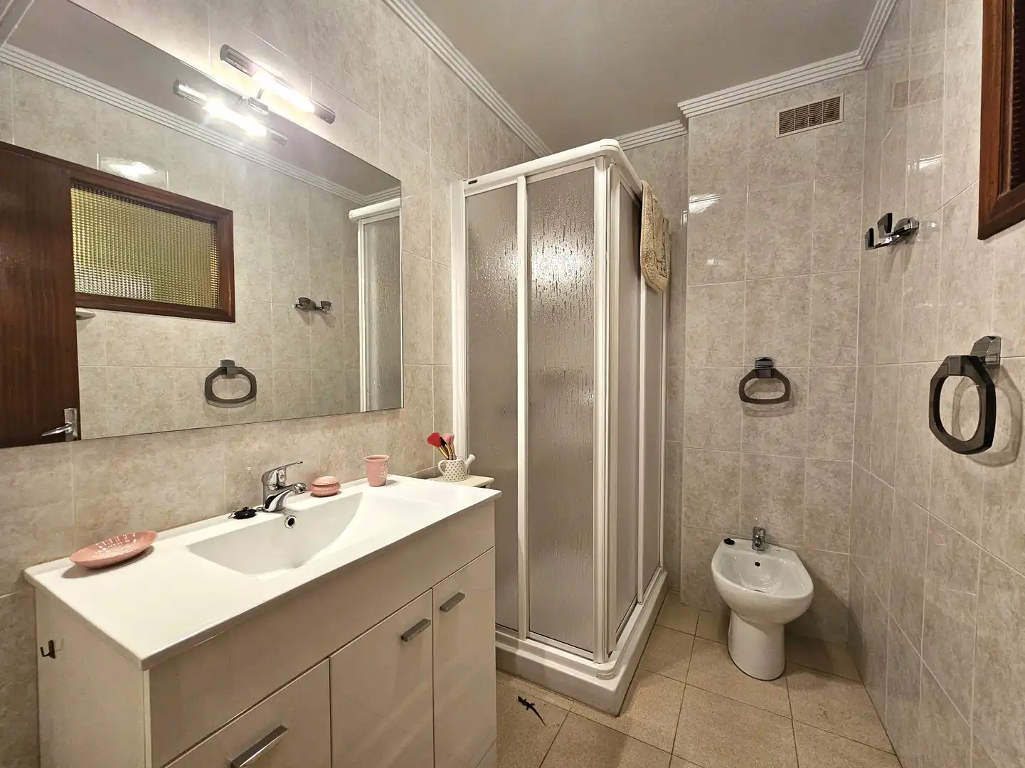 Baño de Casa adosada de alquiler en Bimenes con Calefacción, Trastero y Amueblado
