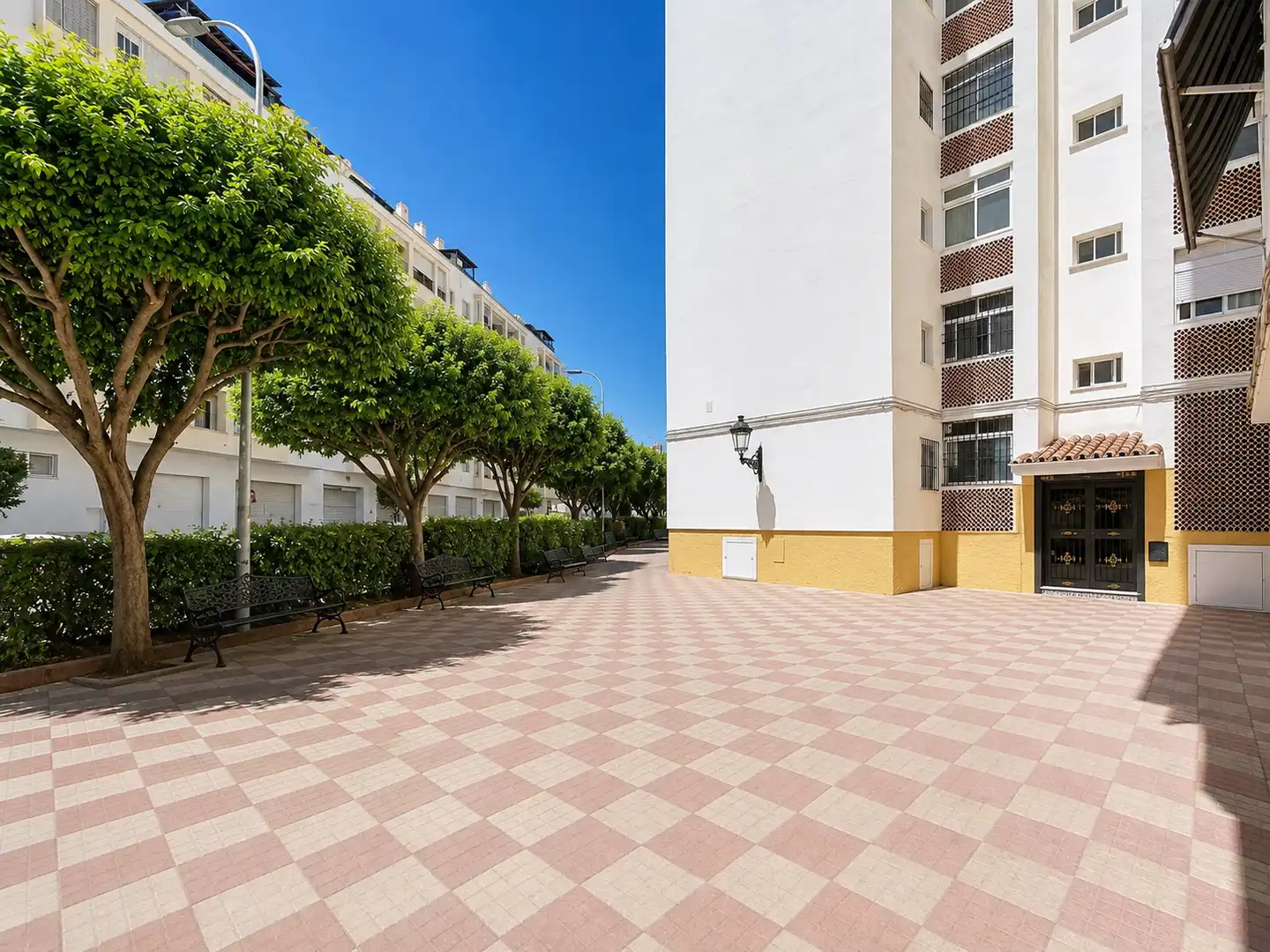 Außenansicht von Wohnungen zum Verkauf in Estepona mit Terrasse und Balkon