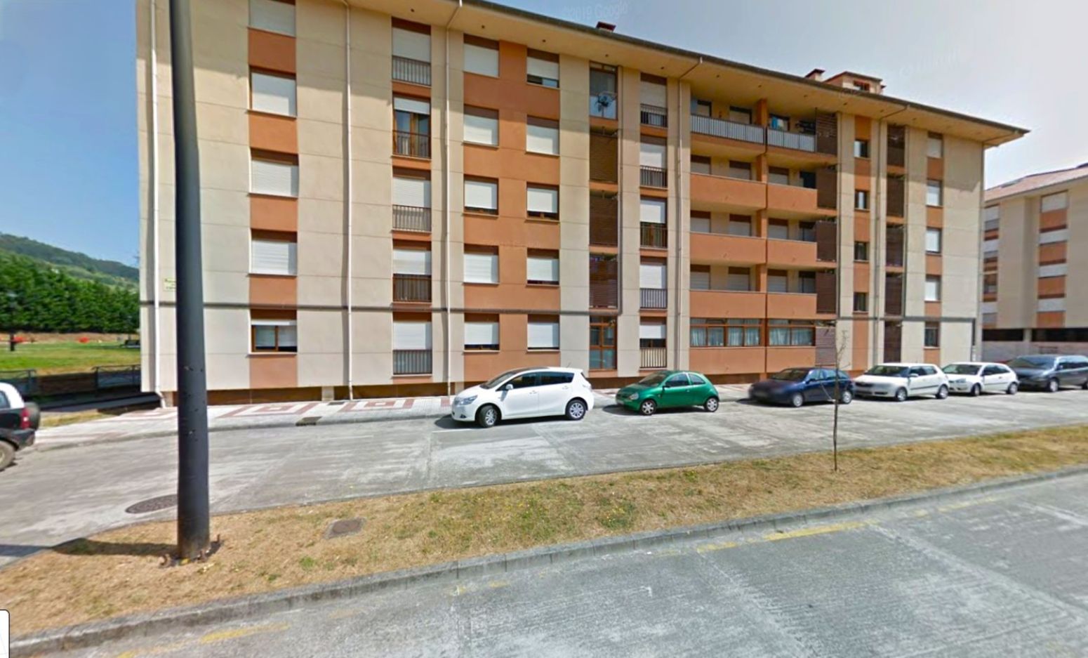 Vista exterior de Piso en venta en Los Corrales de Buelna  con Calefacción, Trastero y Balcón