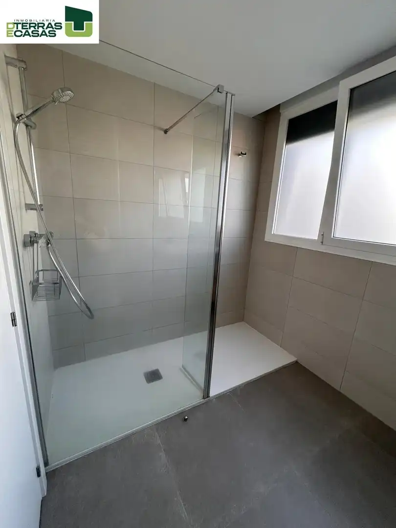 Baño de Piso de alquiler en Pontevedra Capital  con Calefacción, Terraza y Trastero