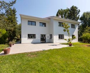 Vista exterior de Casa o xalet de lloguer en Pozuelo de Alarcón amb Aire condicionat, Calefacció i Jardí privat