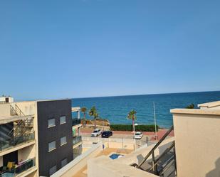 Vista exterior de Àtic en venda en Vinaròs amb Aire condicionat, Terrassa i Piscina