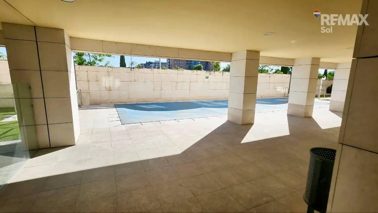 Schwimmbecken von Wohnung zum Verkauf in Madrid mit Privatgarten, Parkett und Gemeinschaftspool