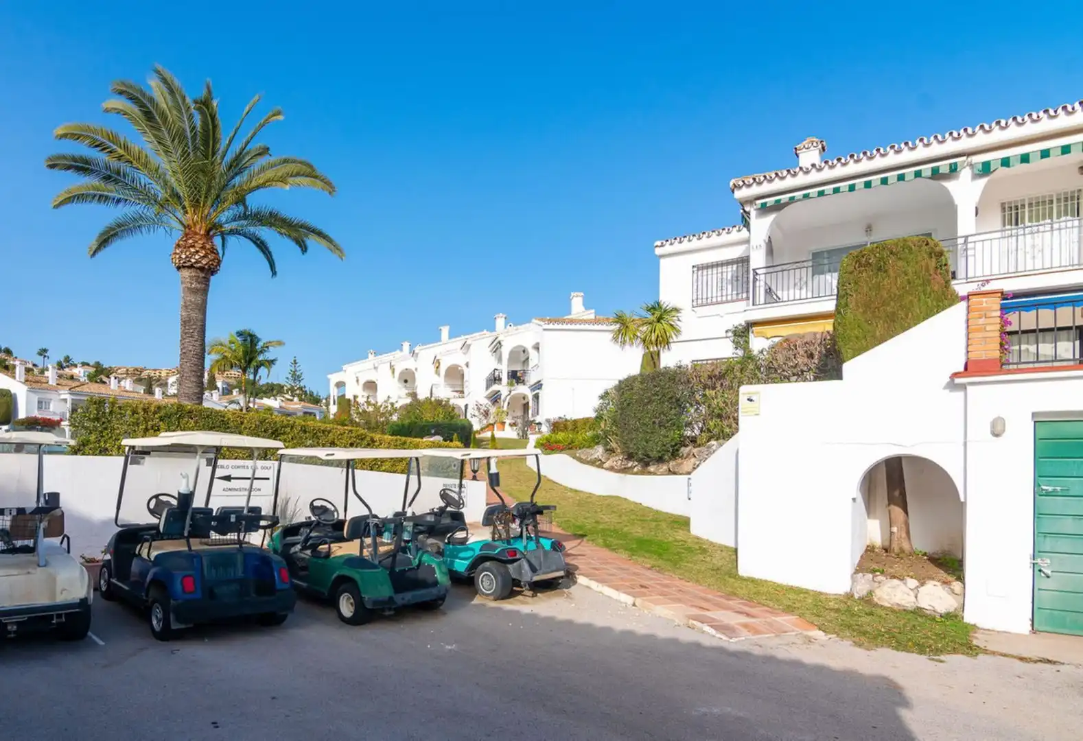 Vista exterior de Piso en venta en Estepona con Aire acondicionado, Terraza y Amueblado