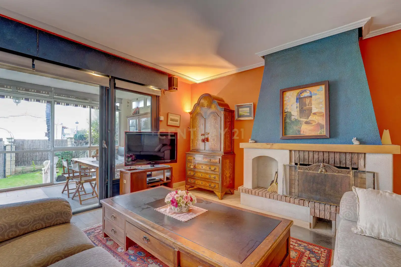 Wohnzimmer von Einfamilien-Reihenhaus zum Verkauf in Anguciana mit Privatgarten, Abstellraum und Schwimmbad