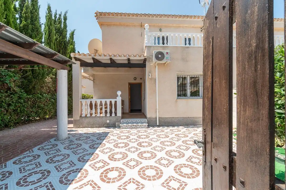 Vista exterior de Casa adosada en venta en Orihuela