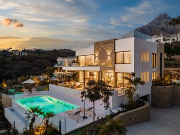 Casa amb balcó en venda a Milla de Oro