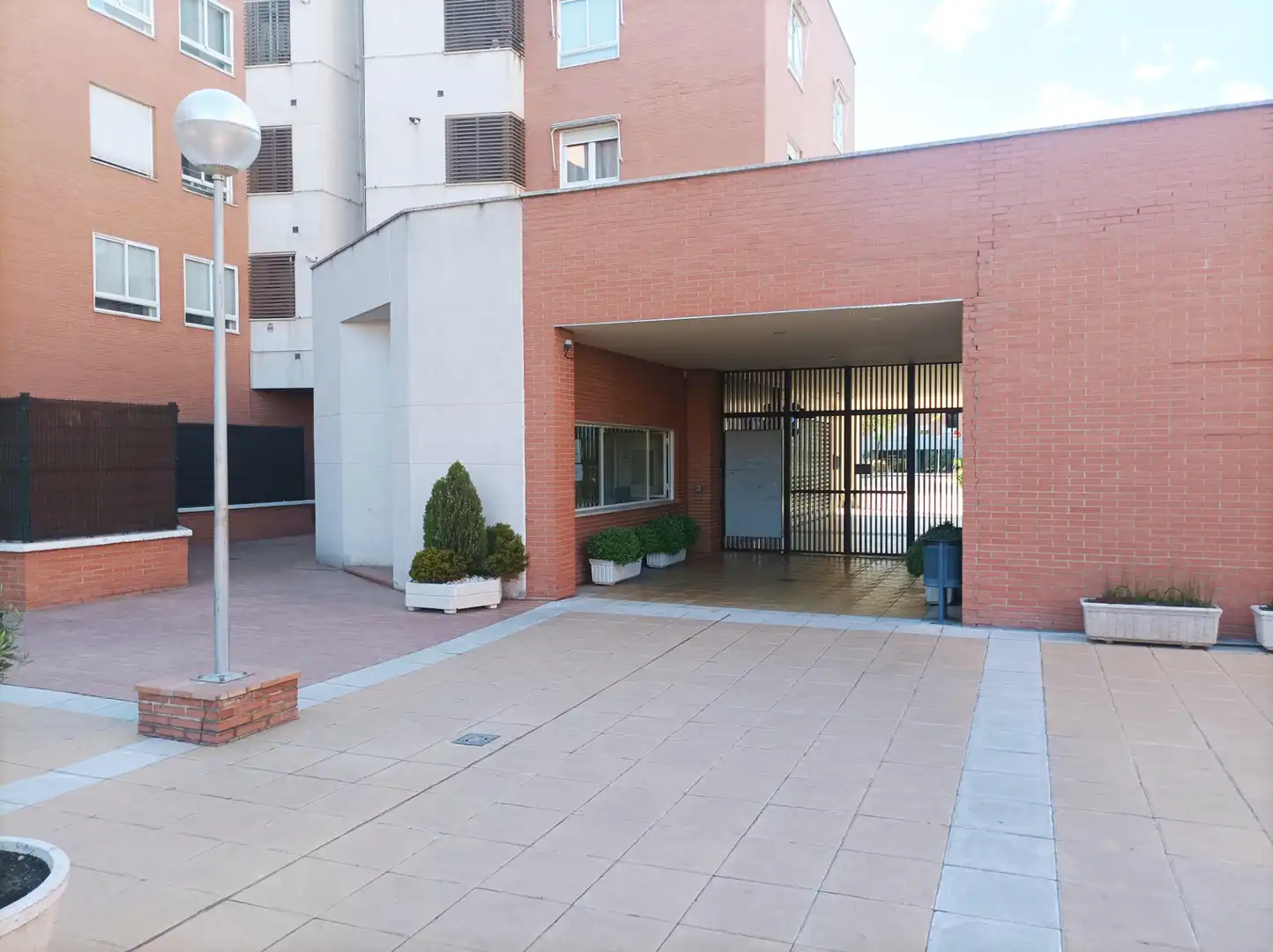 Vista exterior de Pis en venda en Las Rozas de Madrid amb Aire condicionat, Calefacció i Jardí privat