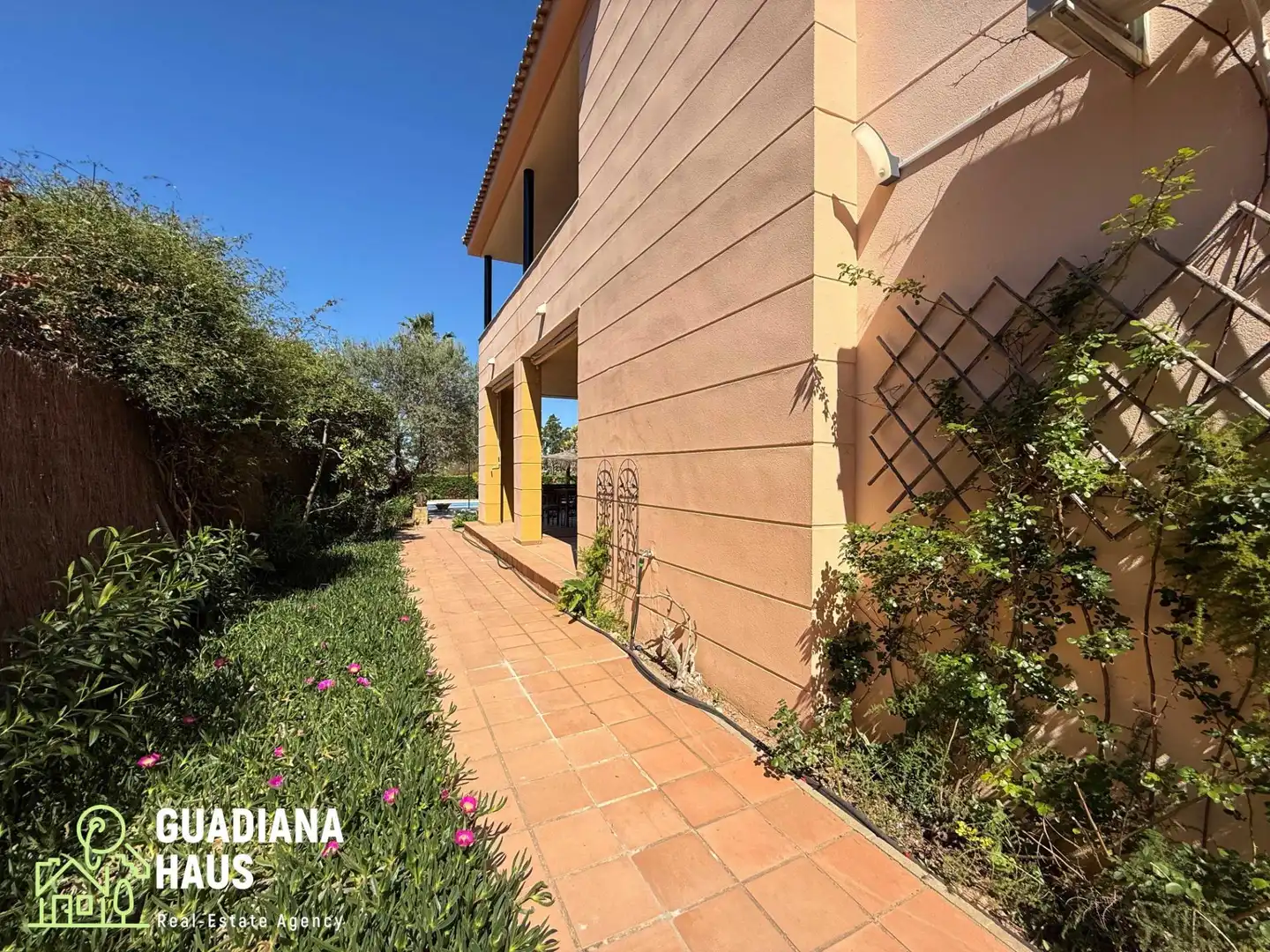 Exterior view of Houses for sale in Ayamonte  with Air Conditioner, Private garden and Terrace