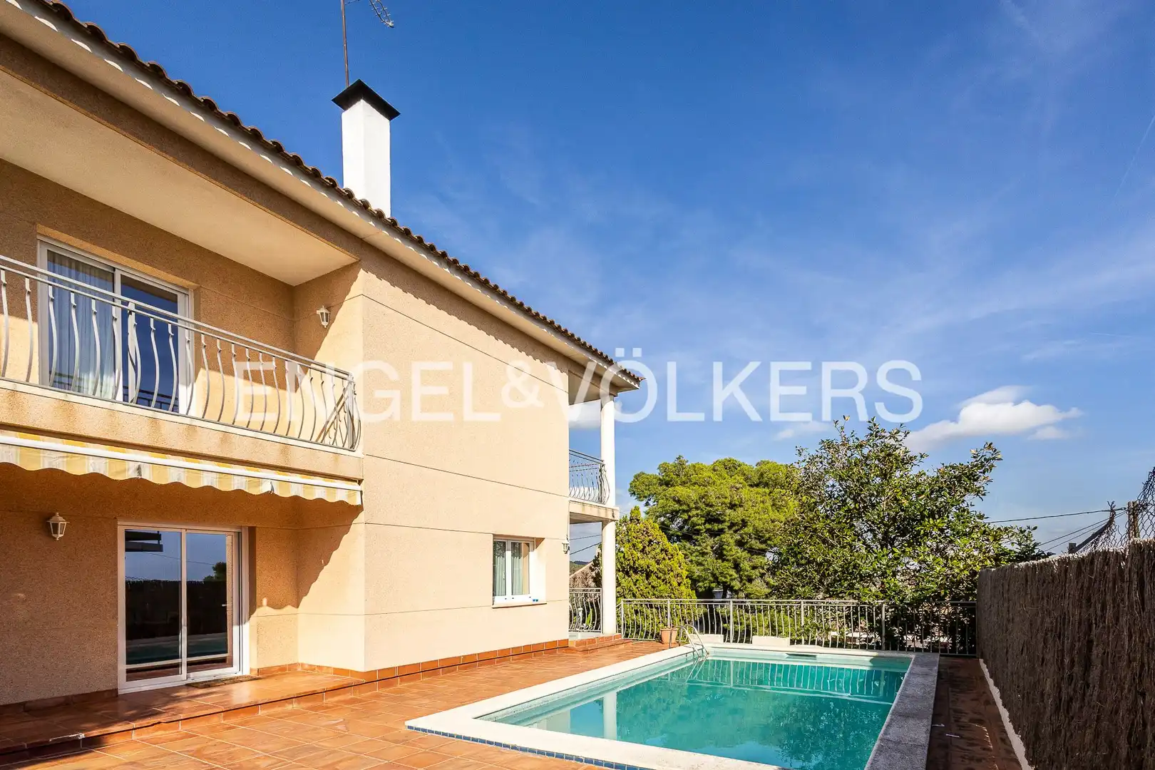 Vista exterior de Casa o xalet en venda en Castelldefels amb Aire condicionat, Calefacció i Jardí privat