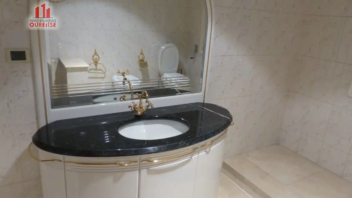 Bathroom of Houses for sale in Ourense Capital   with Heating, Terrace and Storage room