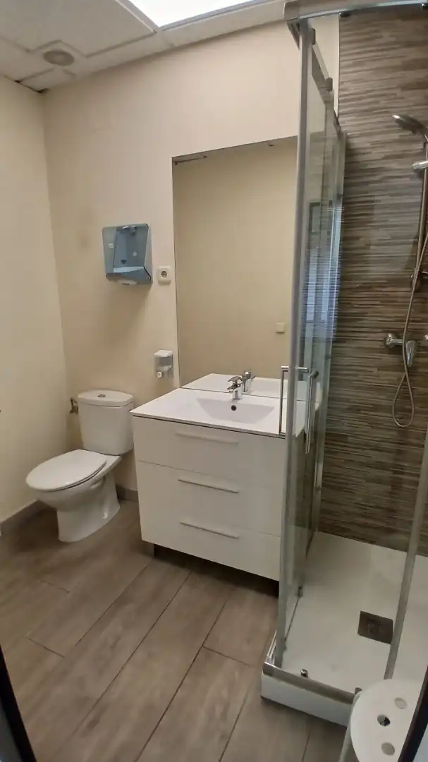 Badezimmer von Büro zur Miete in Collado Villalba mit Klimaanlage und Heizung