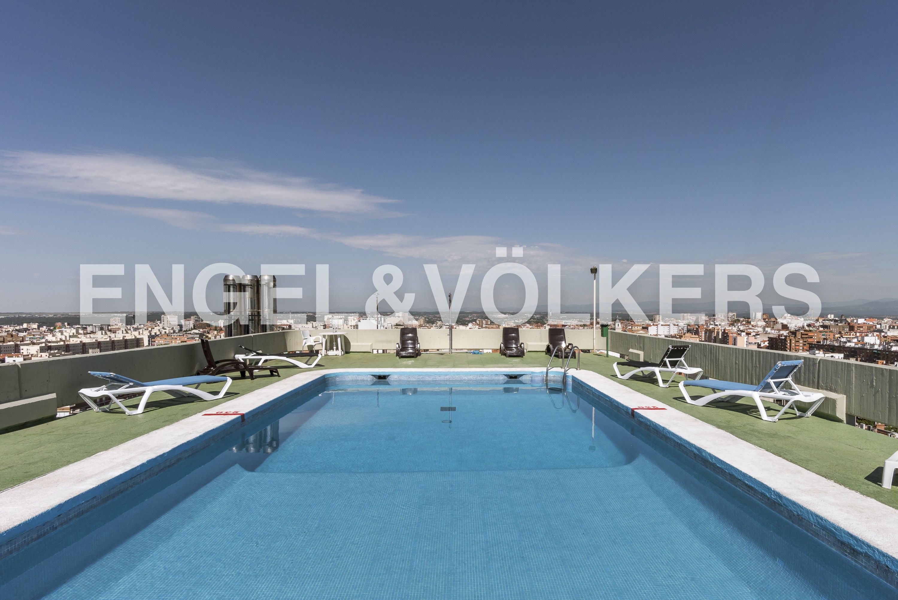 Swimming pool of Apartment to rent in  Madrid Capital  with Air Conditioner, Heating and Terrace