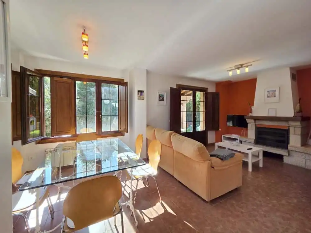 Sala d'estar de Casa adosada en venda en Ribamontán al Monte amb Calefacció, Jardí privat i Terrassa