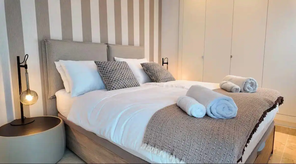 Schlafzimmer von Wohnungen zur Miete in Benahavís mit Klimaanlage, Privatgarten und Terrasse