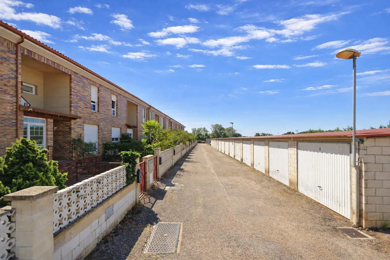 Vista exterior de Casa adosada en venta en Villasabariego con Piscina comunitaria