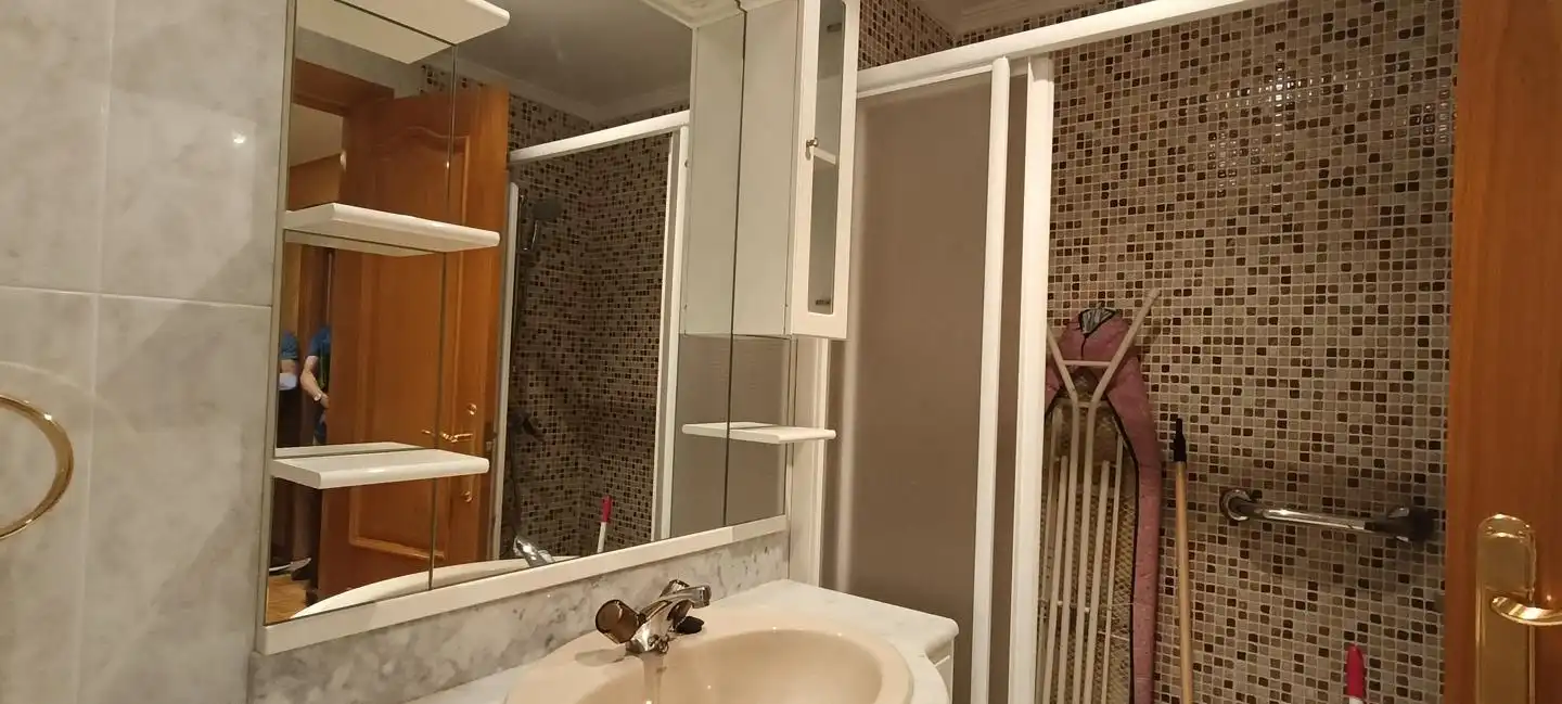 Baño de Apartamento en venta en León Capital  con Calefacción, Parquet y Terraza