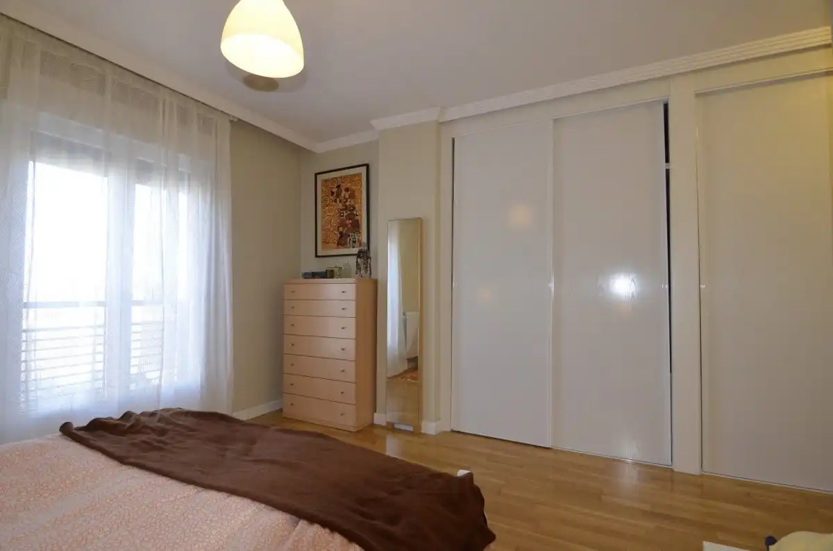Habitación de Casa adosada en venta en Doñinos de Salamanca con Calefacción, Parquet y Terraza