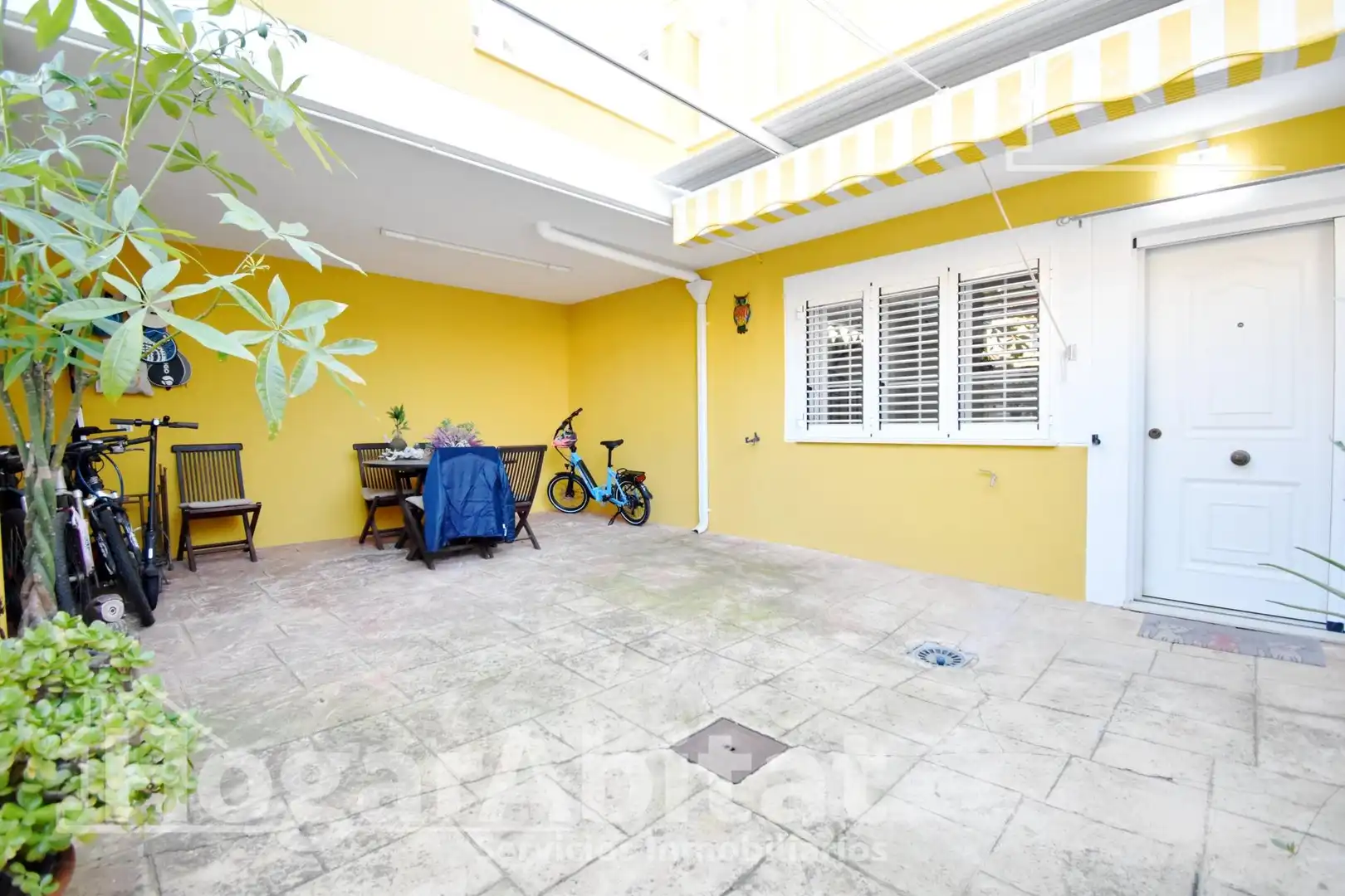 Außenansicht von Einfamilien-Reihenhaus zum Verkauf in Cullera mit Heizung, Terrasse und Abstellraum