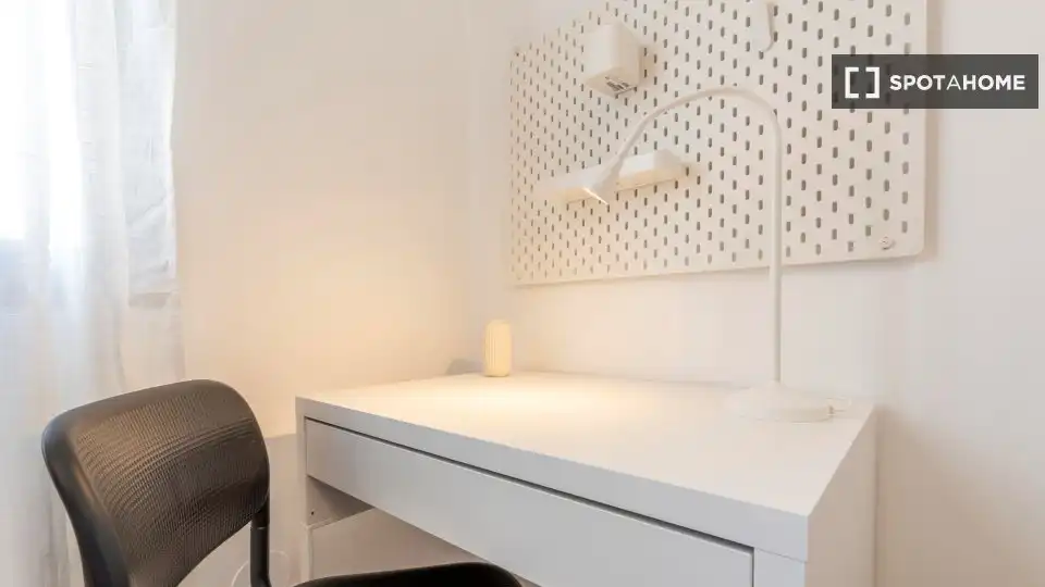 Flat for rent in Madrid  with Air Conditioner, Heating and Furnished