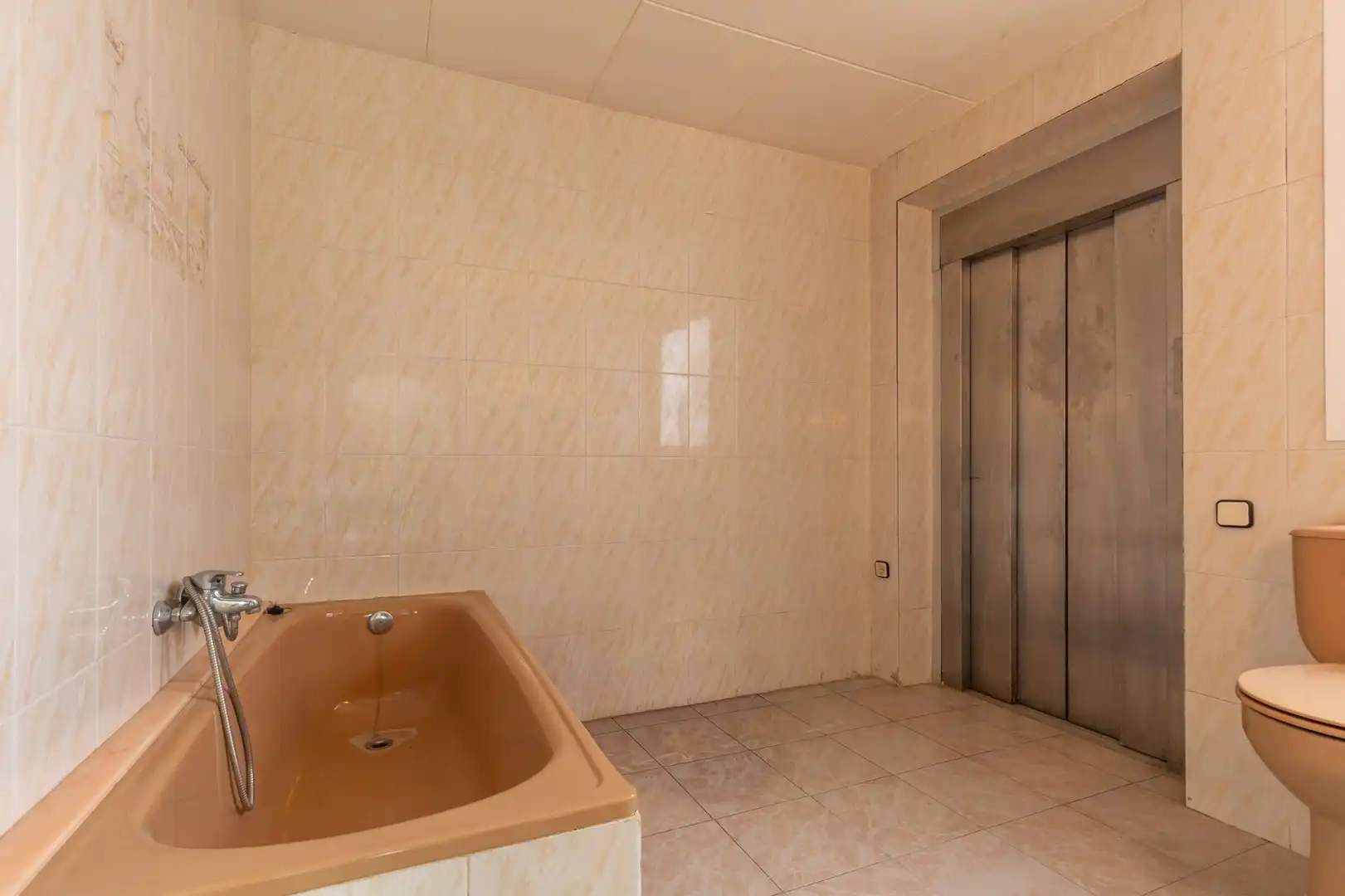 Baño de Casa adosada en venta en Esplugues de Llobregat con Calefacción, Terraza y Alarma
