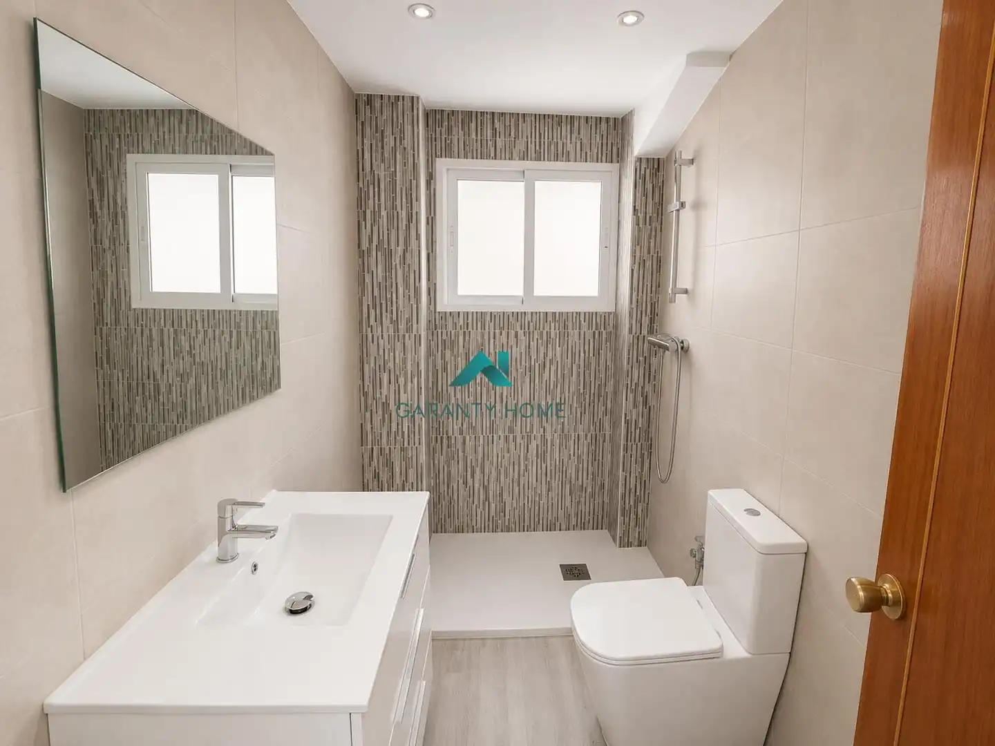 Bathroom of Flat for sale in Jaén  with Storage room, Furnished and Balcony
