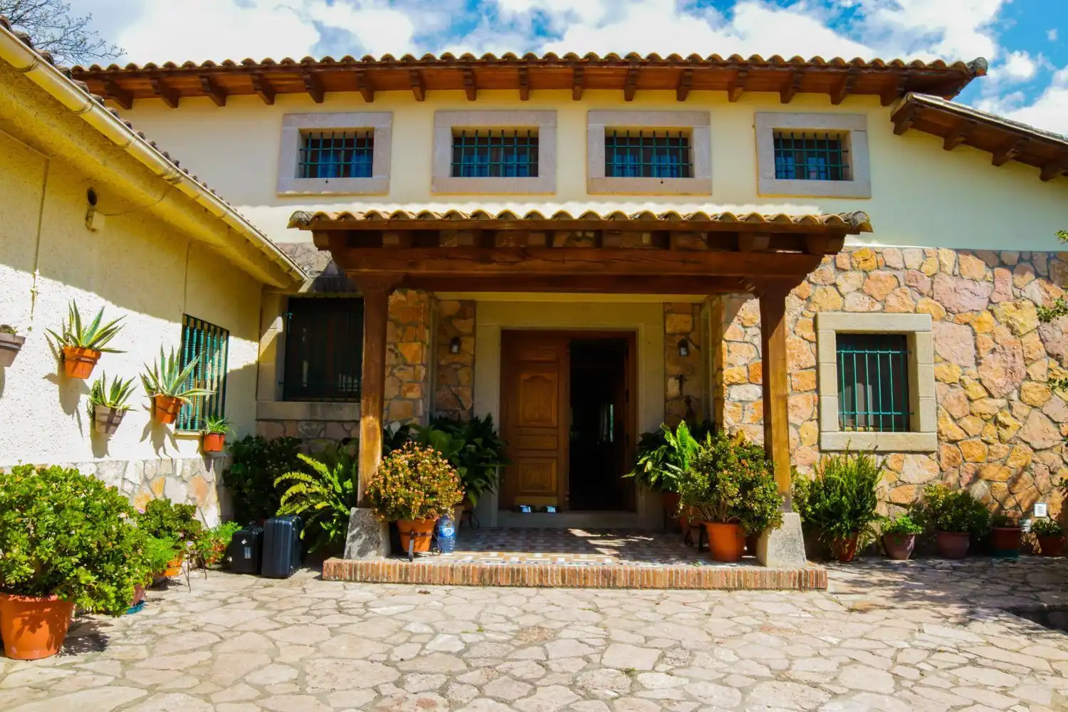 Vista exterior de Finca rústica en venda en Jarandilla de la Vera amb Aire condicionat, Calefacció i Jardí privat