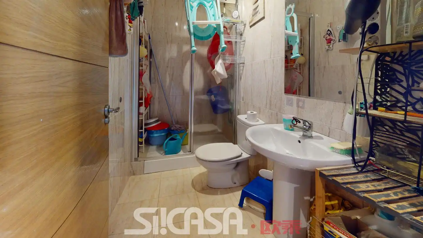 Badezimmer von Einfamilien-Reihenhaus zum Verkauf in Parla mit Klimaanlage, Heizung und Terrasse