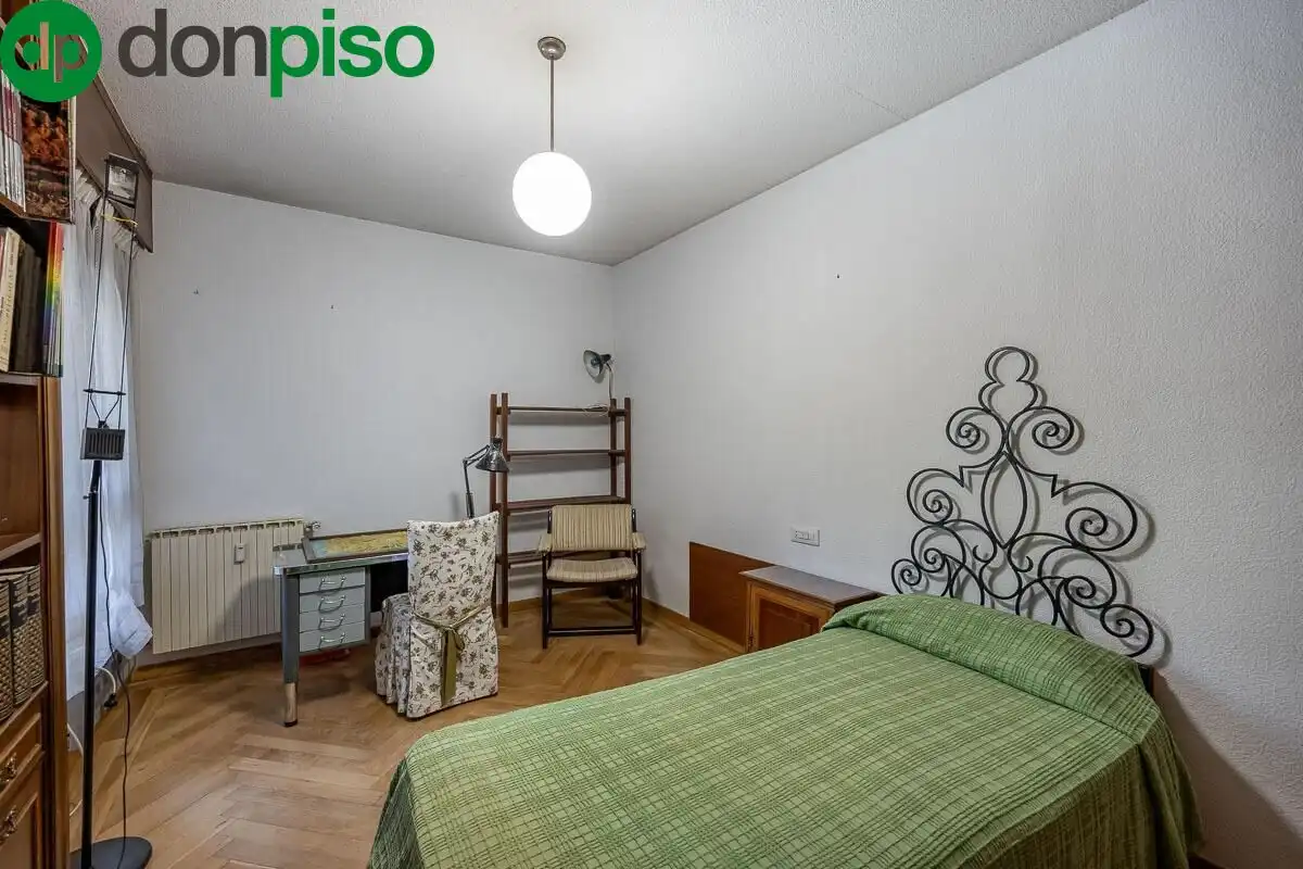 Bedroom of Flat for sale in Granada  with Air Conditioner, Heating and Terrace