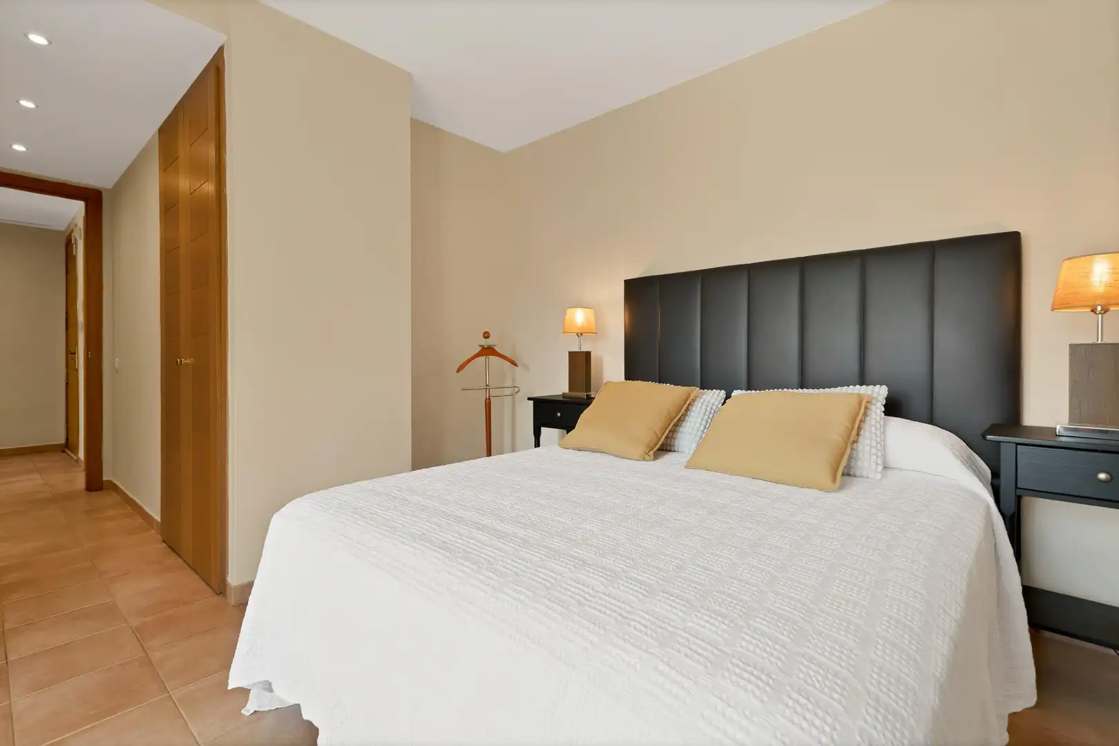 Schlafzimmer von Wohnungen zur Miete in Marbella mit Klimaanlage, Heizung und Privatgarten