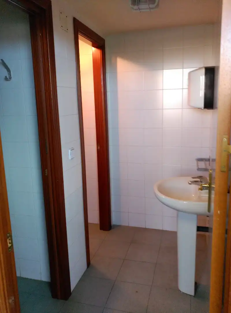 Bathroom of Office for sale in Madrid  with Air Conditioner, Heating and Internet