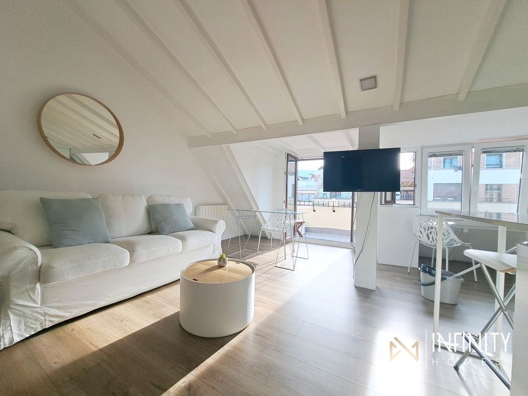 Sala d'estar de Àtic de lloguer en Bilbao  amb Calefacció, Jardí privat i Terrassa