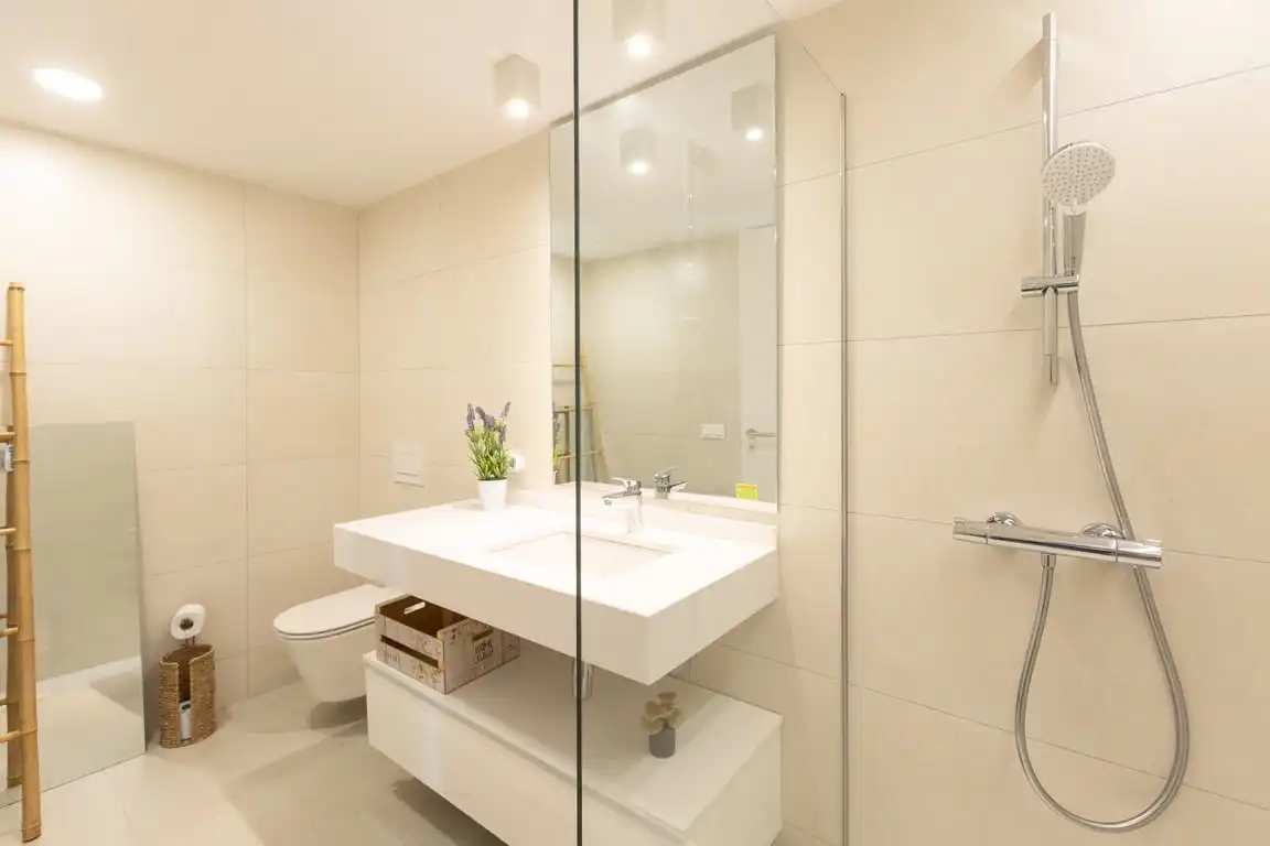 Baño de Apartamento de alquiler en Dénia con Aire acondicionado, Jardín privado y Terraza