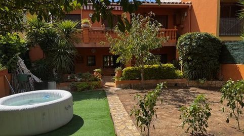 CASA  CON GARAJE  Y JARDIN  Y ESTUDIO INDEPENDIENTE.