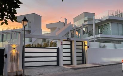 Vista exterior de Casa o xalet en venda en Marbella amb Aire condicionat, Terrassa i Piscina