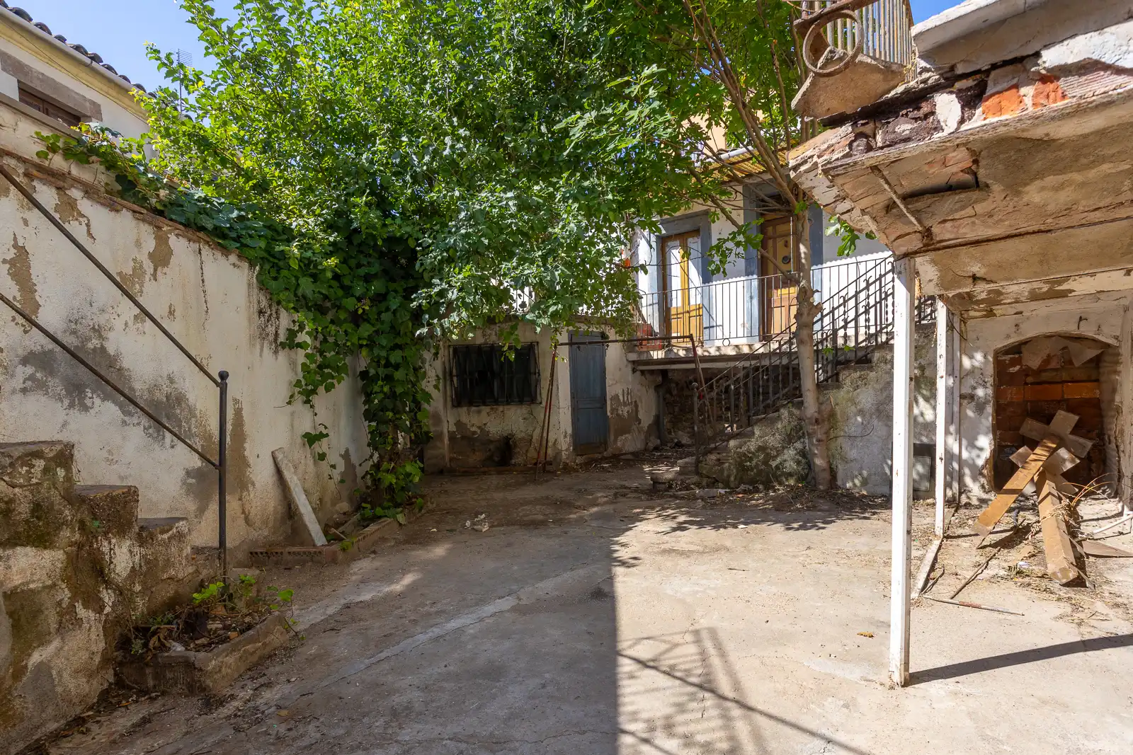 Exterior view of Houses for sale in Sallent  with Private garden, Balcony and Alarm
