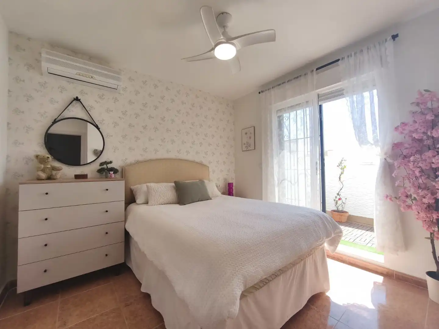 Habitación de Casa adosada en venta en Orihuela con Aire acondicionado, Piscina y Amueblado