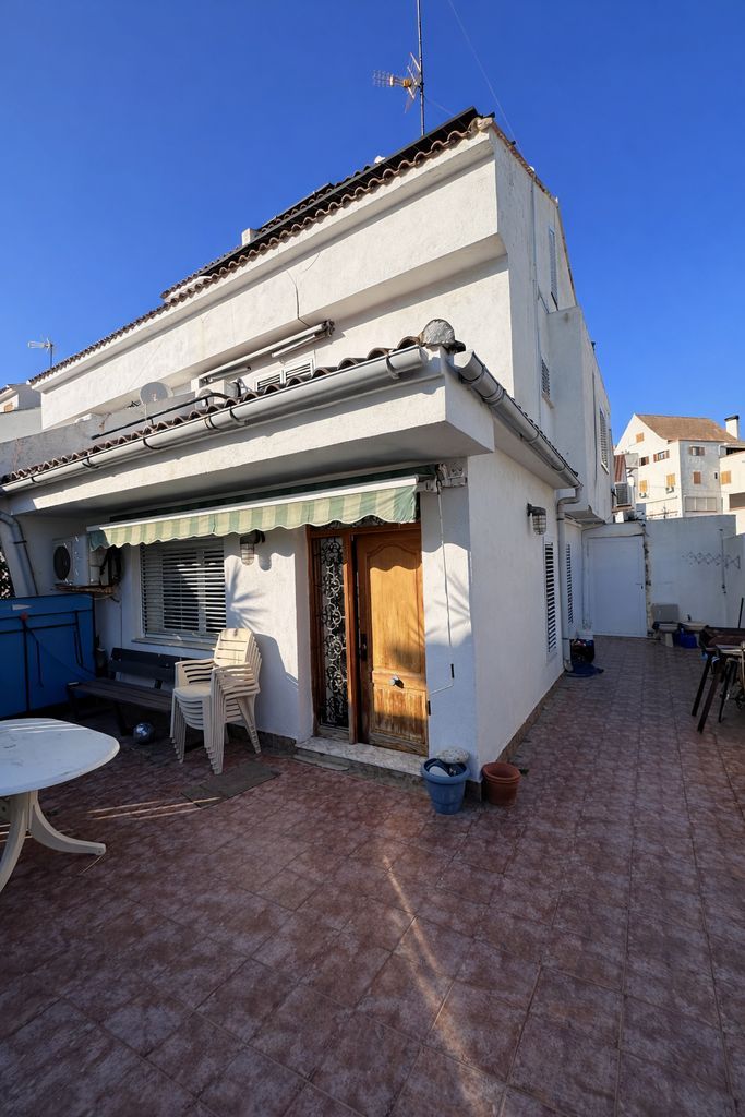 Vista exterior de Casa adosada en venda en Sagunto / Sagunt amb Terrassa i Piscina comunitària