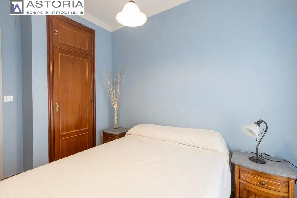 Dormitori de Casa adosada en venda en Granada amb Terrassa i Piscina comunitària