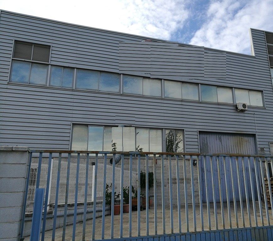 Vista exterior de Nau industrial en venda en Badalona