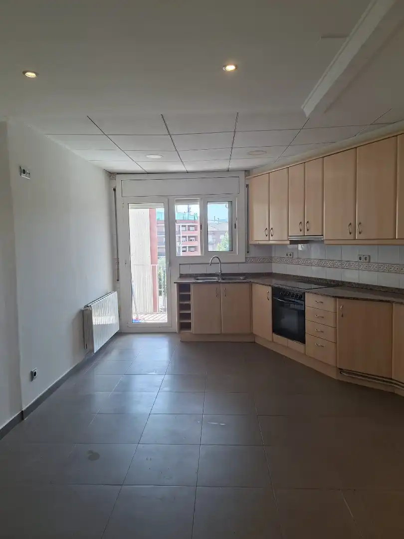 Flat with terrace for sale in Carrer de la Indústria 42, imagen 2