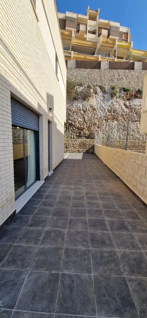 Terrasse von Einfamilien-Reihenhaus zum Verkauf in Cullera mit Klimaanlage, Privatgarten und Terrasse