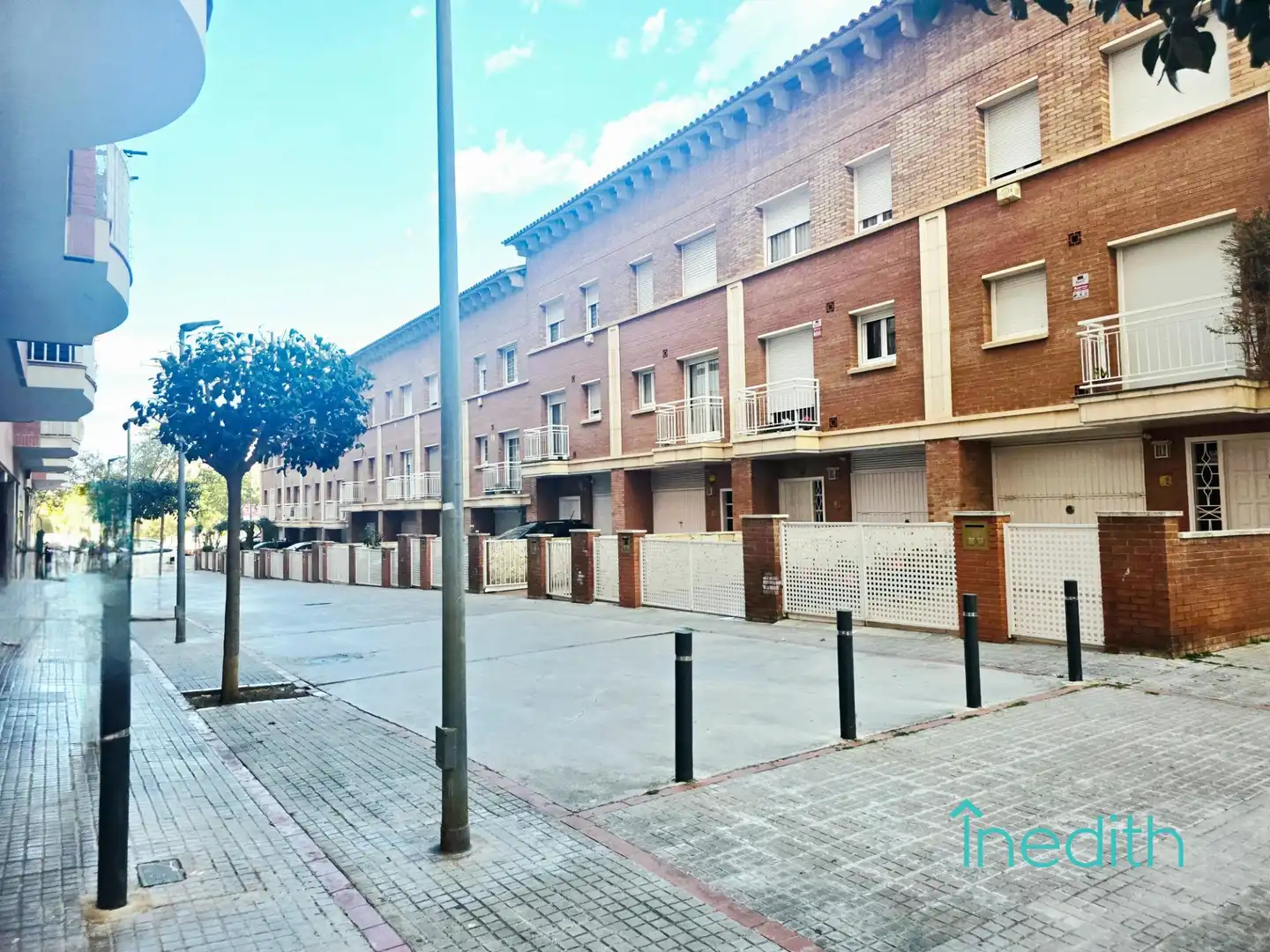 Außenansicht von Einfamilien-Reihenhaus zum Verkauf in Viladecans mit Klimaanlage, Heizung und Terrasse