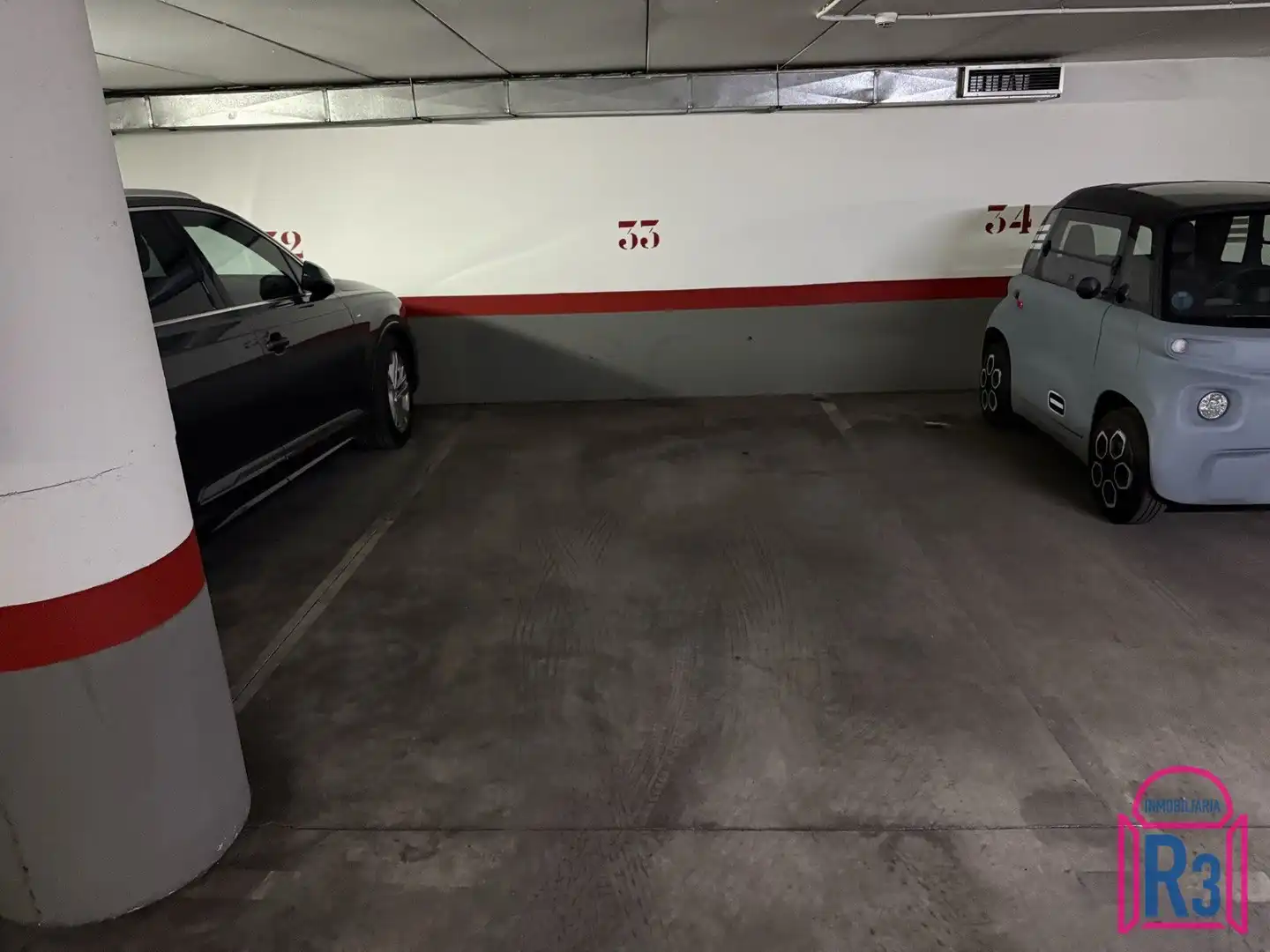 Aparcament de Dúplex de lloguer en León Capital  amb Aire condicionat, Calefacció i Terrassa