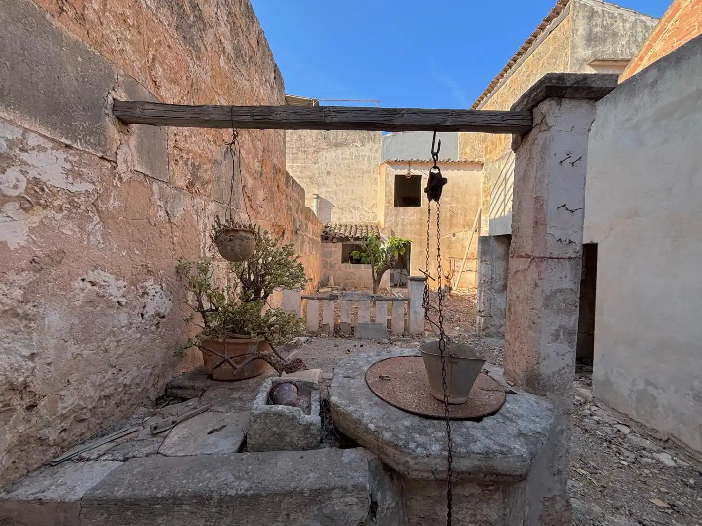 Terrasse von Einfamilien-Reihenhaus zum Verkauf in Llucmajor mit Privatgarten und Balkon
