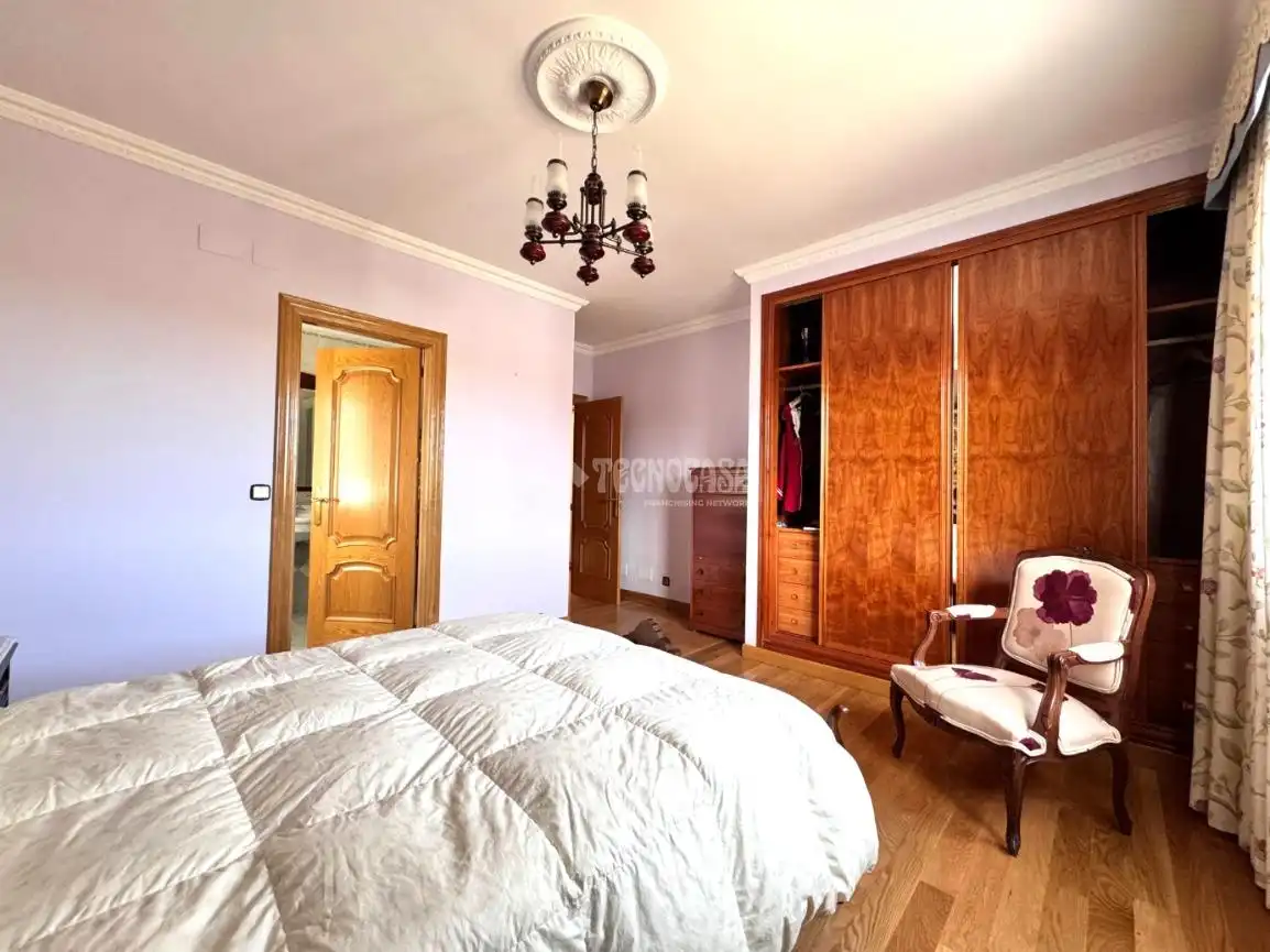 Bedroom of Houses for sale in Valladolid  with Air Conditioner, Parquet flooring and Furnished