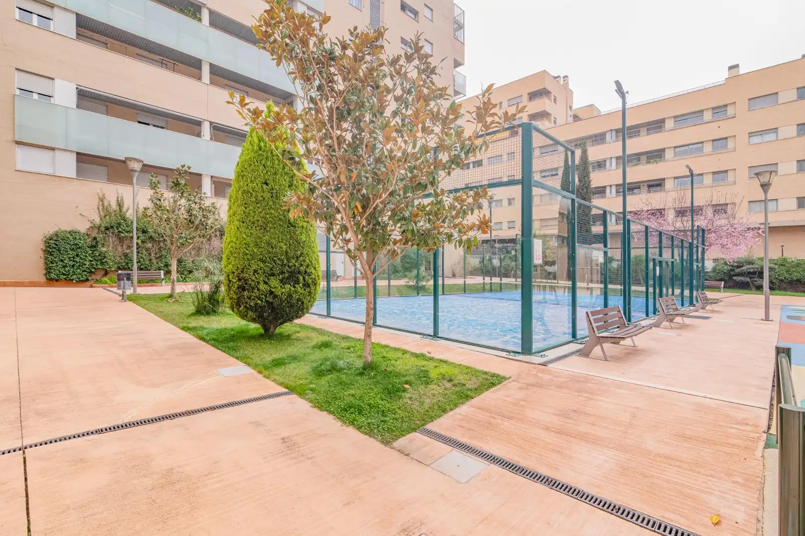 Piscina de Pis en venda en Granada amb Aire condicionat, Calefacció i Jardí privat